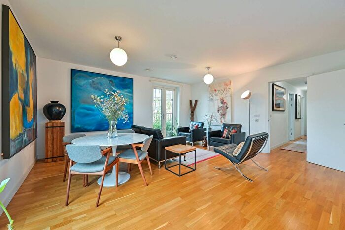 2 Bedroom Flat For Sale In Henderson Apartments, Elephant And Castle, London, SE17