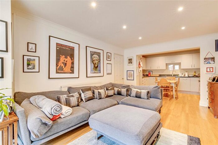 2 Bedroom Apartment To Rent In Bolingbroke Grove, SW11