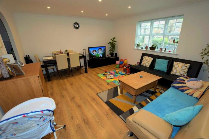 2 Bedroom Flat To Rent In Woodside Lane, North Finchley, N12