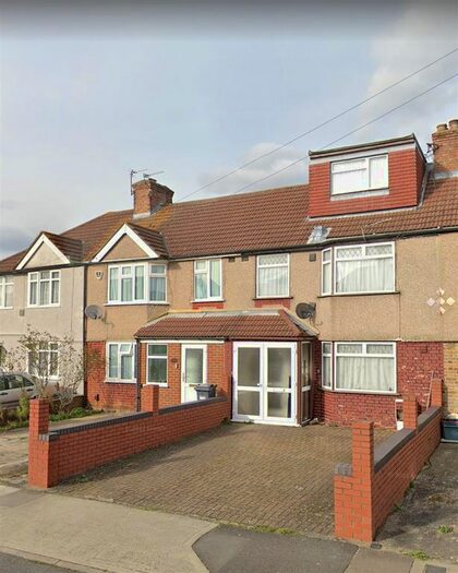 4 Bedroom Terraced House To Rent In Waye Avenue, Hounslow, TW5