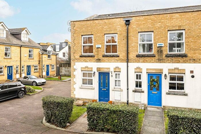 2 Bedroom Flat To Rent In Harper Mews, London, SW17