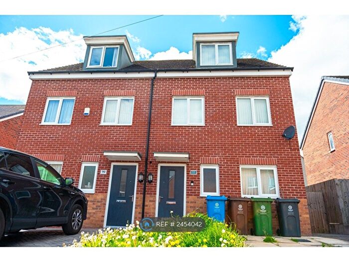 3 Bedroom Semi-Detached House To Rent In Whitebank Road, Oldham, OL8
