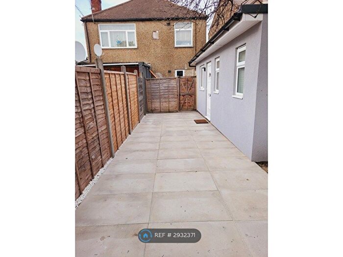 Studio To Rent In Cavendish Road, London, N18