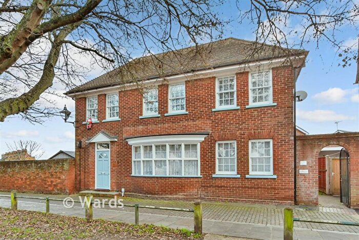 1 Bedroom Flat For Sale In Cross Lane, Sittingbourne, Kent, ME10