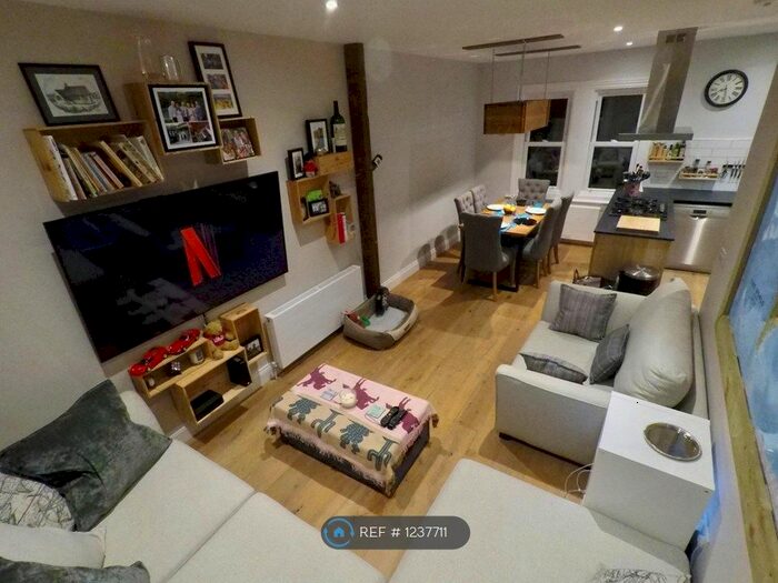 2 Bedroom Flat To Rent In Connaught Road, London W13