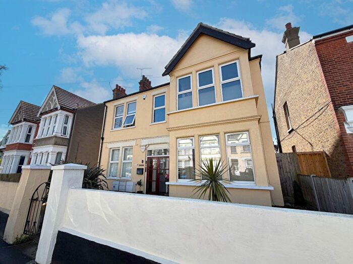 3 Bedroom Flat To Rent In Albion Road, Westcliff-On-Sea, SS0