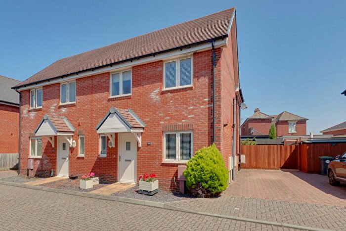 3 Bedroom Semi-Detached House For Sale In Longcroft Way, Havant, PO9