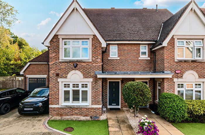 4 Bedroom Semi-Detached House For Sale In Sibley Close, Bromley, BR1