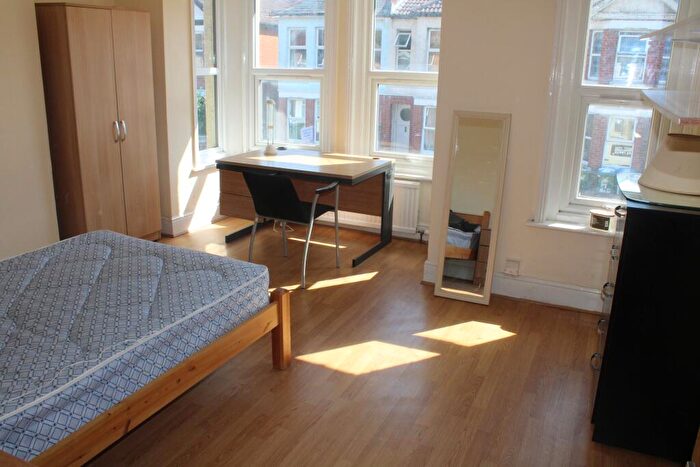 4 Bedroom House To Rent In Milton Road, Polygon, SO15