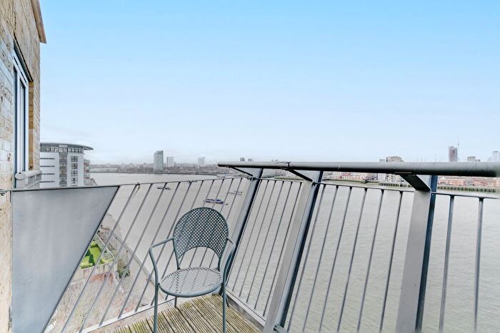 2 Bedroom Flat For Sale In Hutchings Street, London, E14