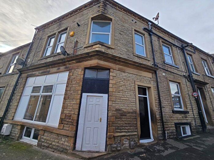 3 Bedroom Detached House To Rent In New Road, Halifax, HX1