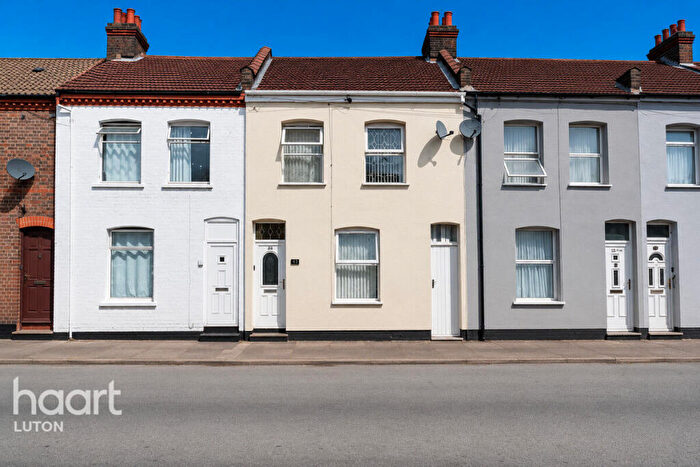 3 Bedroom Terraced House For Sale In Wimborne Road, Luton, LU1