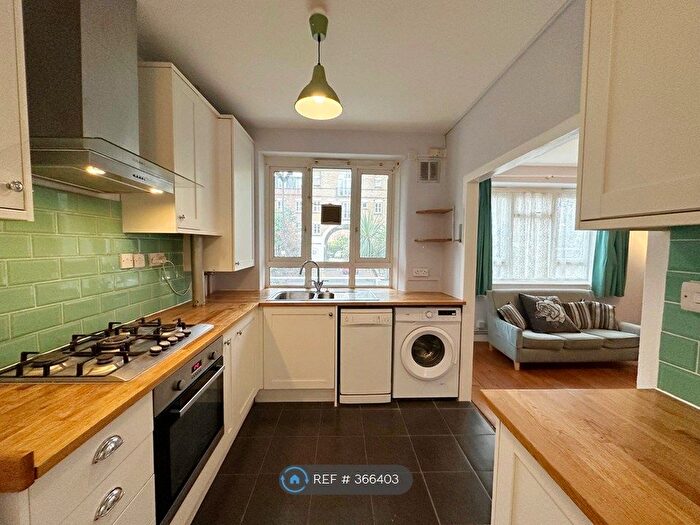 3 Bedroom Flat To Rent In Greenleaf Close, London, SW2