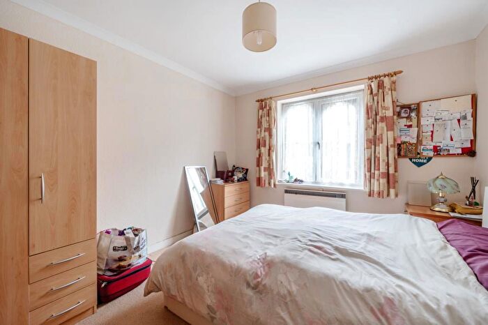 1 Bedroom Flat For Sale In Nixey Close, Slough, SL1