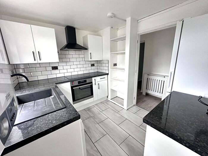 3 Bedroom Flat To Rent In Hawksmoor Road, Oxford, OX2