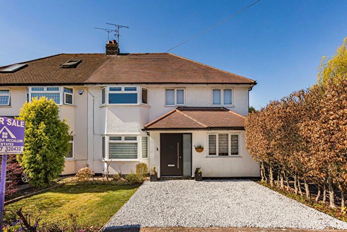4 Bedroom Semi-Detached House For Sale In Peplins Way, Brookmans Park, AL9