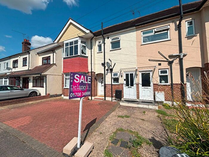 2 Bedroom Maisonette For Sale In Arundel Road, Romford, RM3