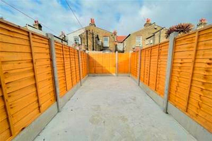 3 Bedroom Flat To Rent In Caledon Road Eastham E6