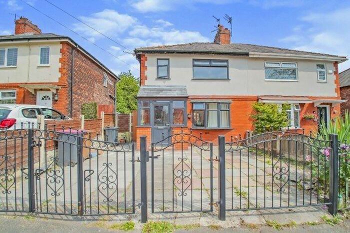 4 Bedroom Semi-Detached House To Rent In Laburnum Road, Manchester, M28