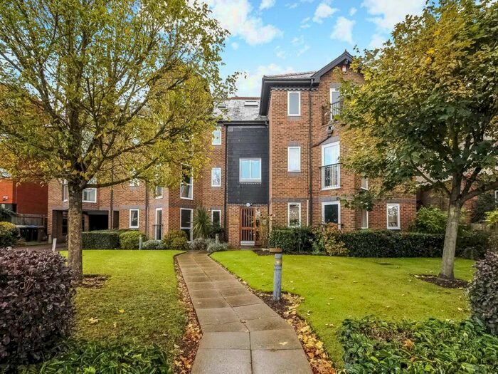 2 Bedroom Flat To Rent In Portsmouth Road, Kingston Upon Thames, KT1