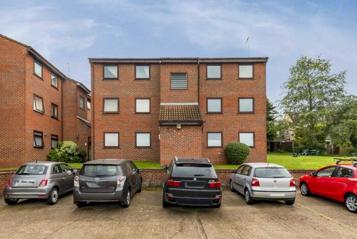 2 Bedroom Flat To Rent In Coppetts Road, London, N10