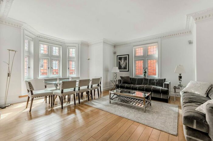 3 Bedroom Flat To Rent In Kensington Court, Kensington, London, W8