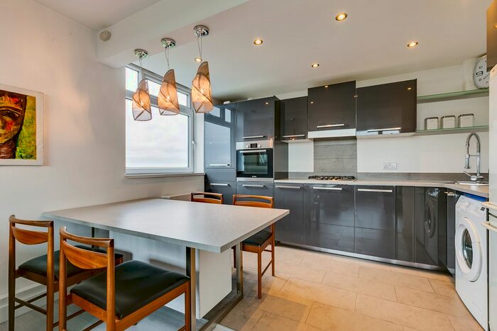 2 Bedroom Flat To Rent In Wimbledon Park Side, London, SW19