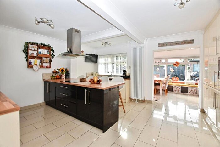 3 Bedroom Semi-Detached House For Sale In Sherwood Drive, Hull, HU4