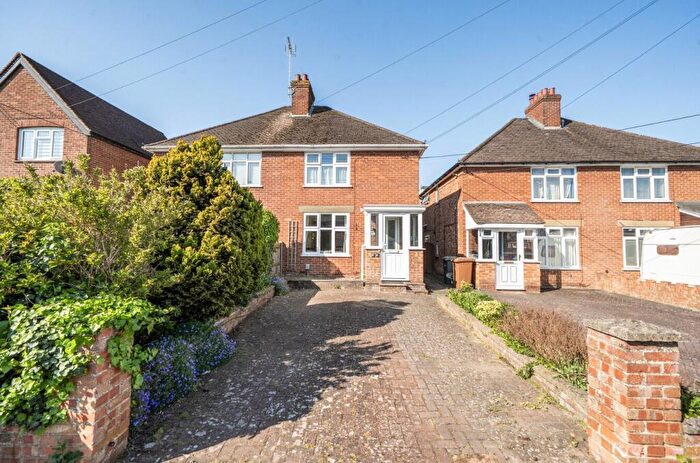 3 Bedroom Semi-Detached House For Sale In Batchelors Barn Road, Andover, SP10