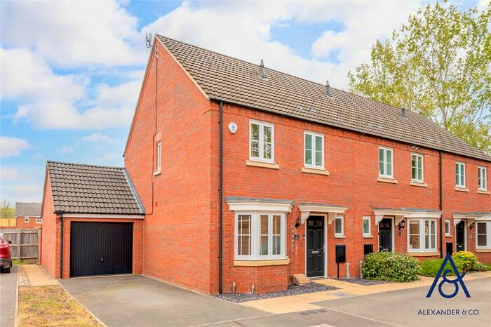 3 Bedroom Semi-Detached House For Sale In Grebe Close, Calvert Green, Buckingham, MK18