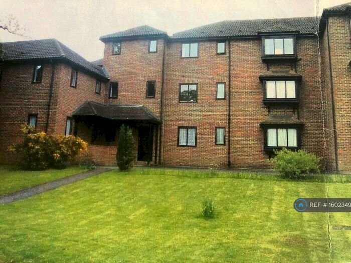 2 Bedroom Flat To Rent In Holm Court, Godalming, GU7