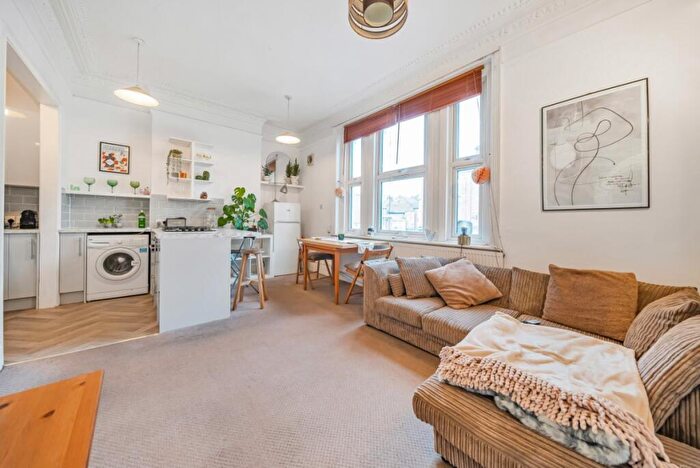 2 Bedroom Flat To Rent In Northcote Road, London, SW11