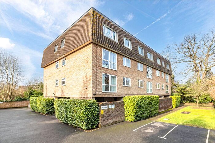2 Bedroom Flat For Sale In Fairlawns, Addlestone Park, Addlestone, Surrey, KT15