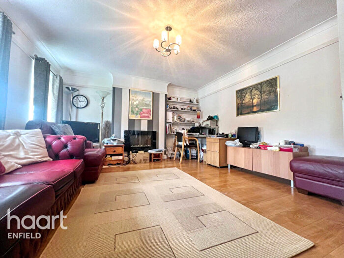 2 Bedroom Apartment For Sale In High Street, Waltham Cross, EN8