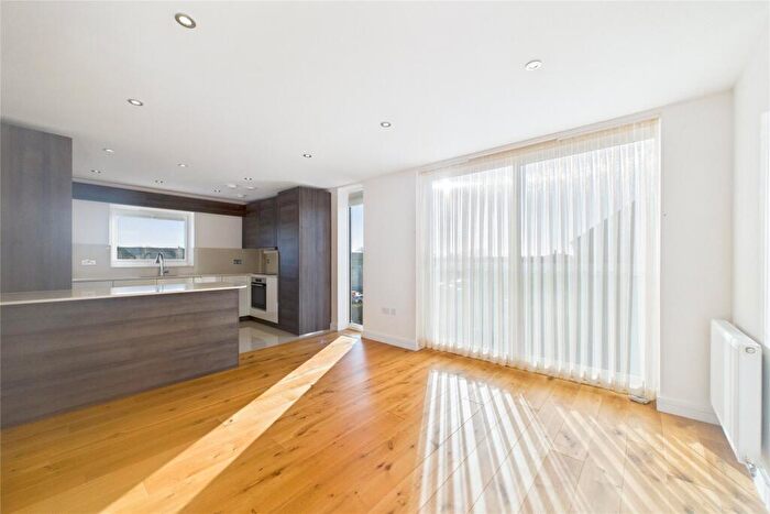 2 Bedroom Apartment For Sale In Longships Way, Reading, Berkshire, RG2