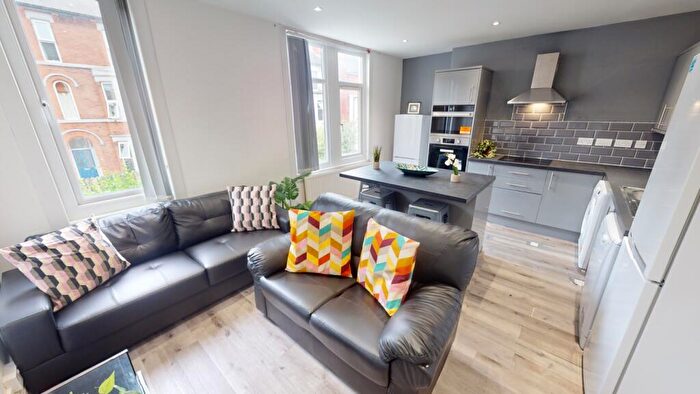 6 Bedroom Terraced House To Rent In Burford Road, Nottingham, NG7