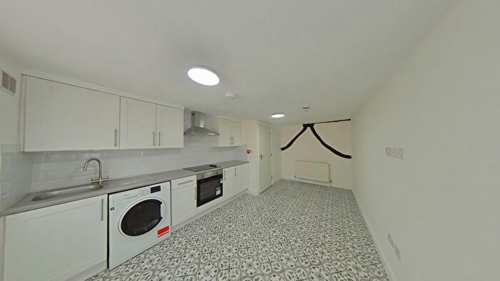 2 Bedroom Flat To Rent In Temple Street, Aylesbury, Buckinghamshire, HP20