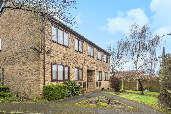 1 Bedroom Apartment To Rent In Dovetrees, Carterton, OX18