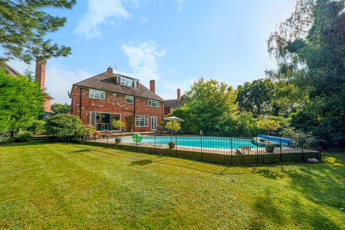 4 Bedroom Detached House For Sale In Hazelhurst Road, Burnham, SL1