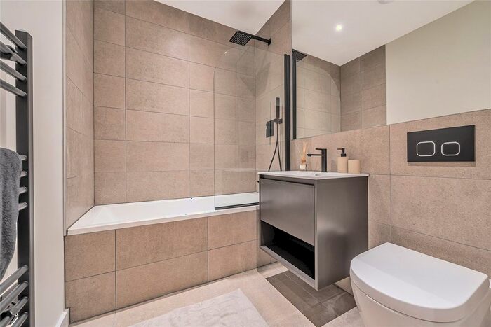 2 Bedroom Flat For Sale In Woking, Surrey, GU21