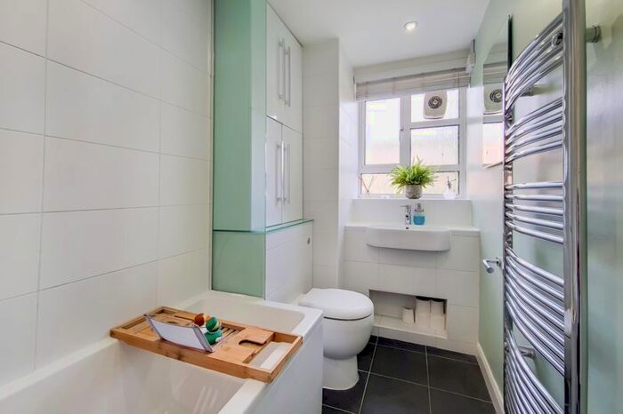 2 Bedroom Flat To Rent In Collinson Street, London, SE1