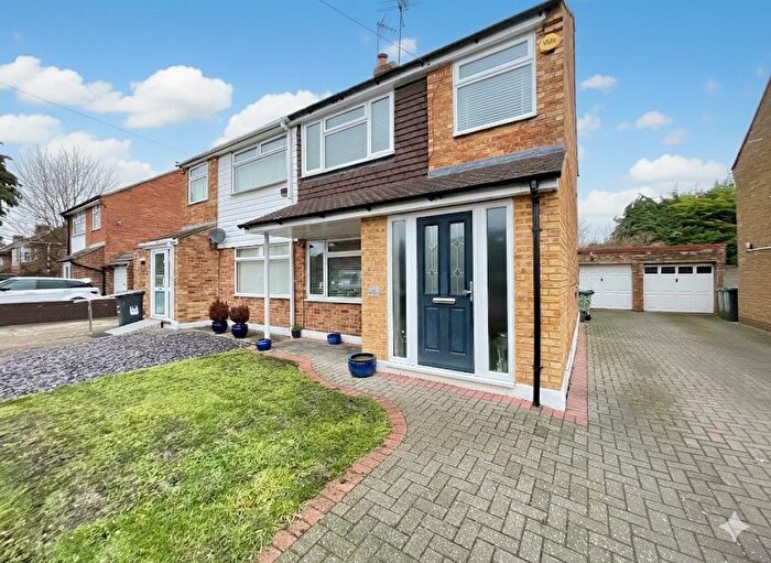 3 Bedroom Semi-Detached House For Sale In Austin Road, Luton, LU3