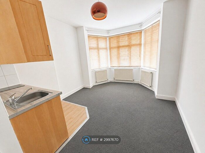 Studio To Rent In Hoop Lane, London, NW11