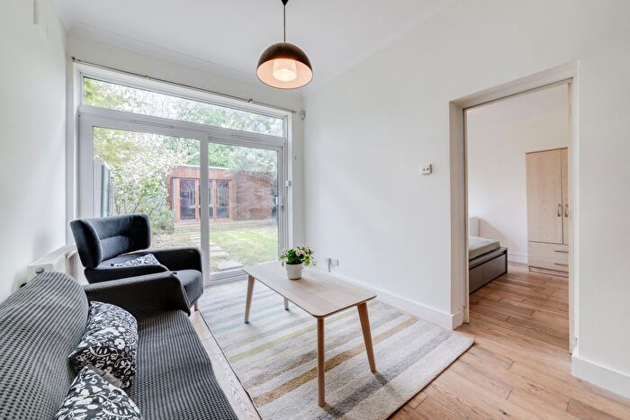 3 Bedroom Flat To Rent In Fordwych Road, West Hampstead, NW2