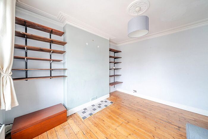 2 Bedroom Flat For Sale In Queenstown Road, London, SW8
