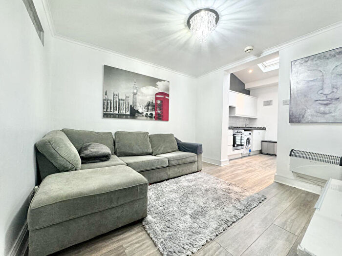 2 Bedroom Flat To Rent In The Fairway, N13