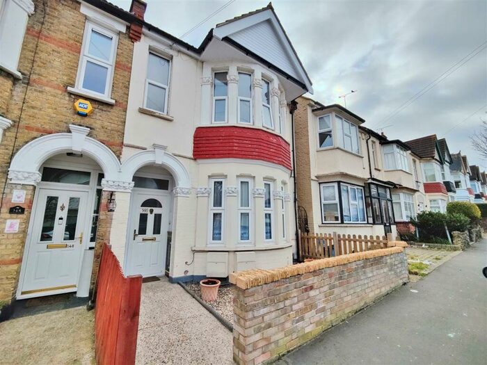 2 Bedroom Flat To Rent In Hildaville Drive, Westcliff-On-Sea, SS0