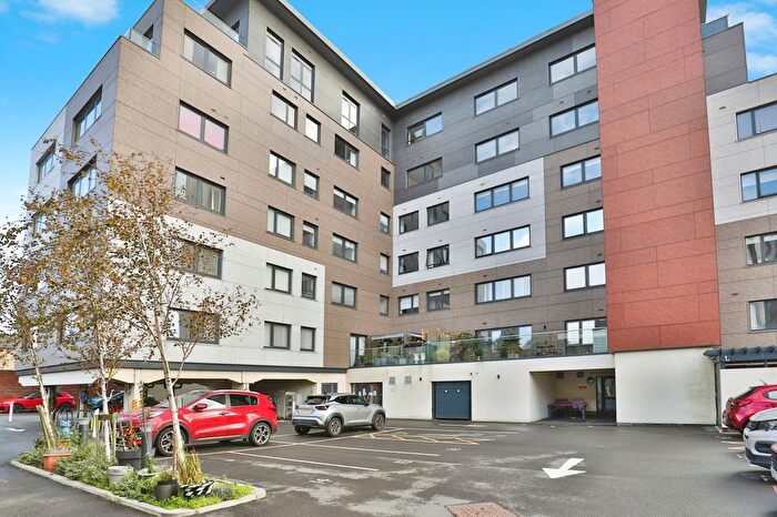 2 Bedroom Flat For Sale In High Street North, Poole, Dorset, BH15