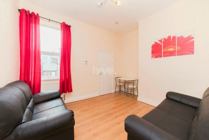 3 Bedroom Flat To Rent In Simonside Terace, Heaton, Newcastle Upon Tyne, NE6