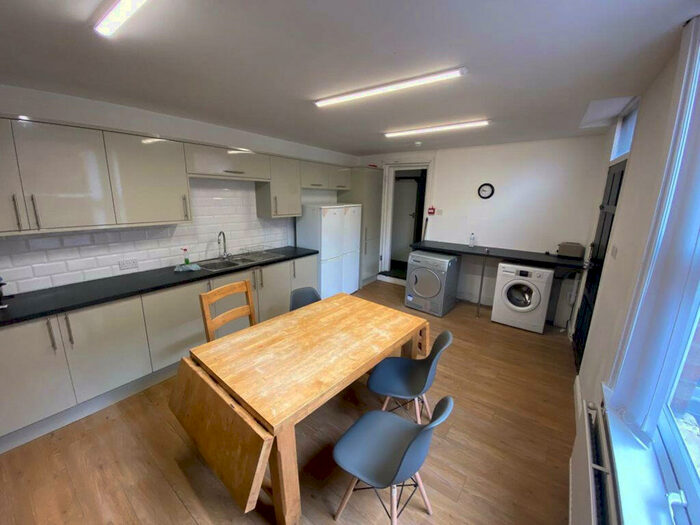 8 Bedroom House To Rent In Bainbrigge Road, Leeds, LS6